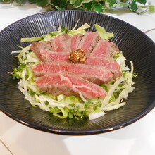 マスタードが入ったステーキ丼