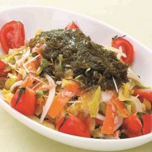 春野菜とツナのサラダ!めかぶのかけうめドレッシングがけ