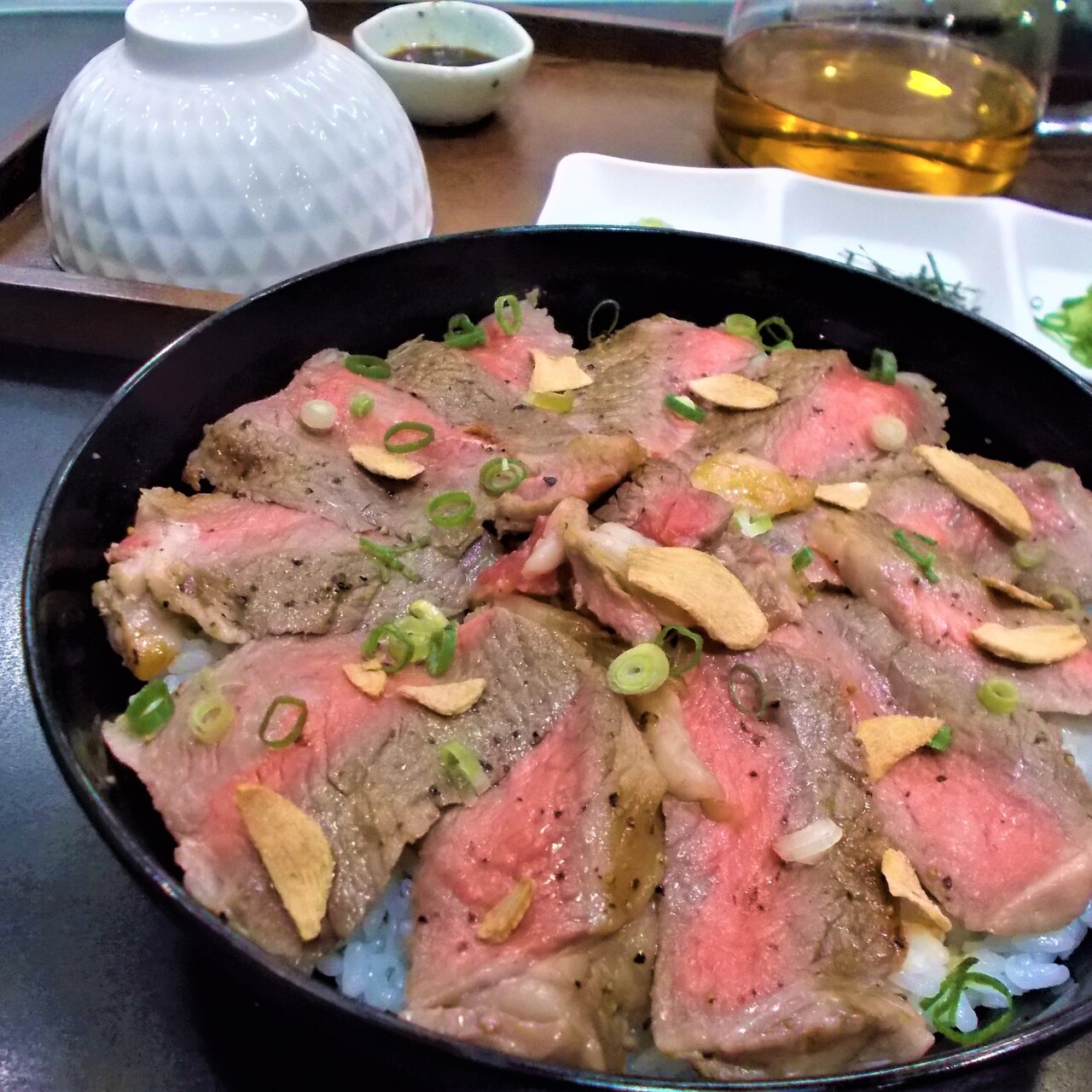 牛ステーキ肉の ひつまぶし風どんぶり