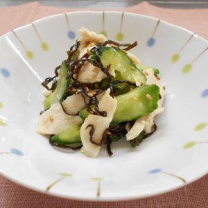 サラダチキンときゅうりの塩昆布和え
