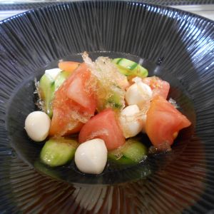 モッツァレラチーズと 糸寒天のサラダ
