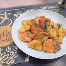 ごはんがすすむ! 鮭と長芋のばかたれ炒め