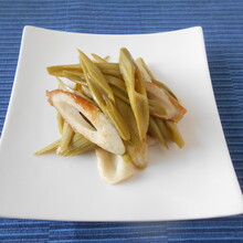 いたどりとちくわの炒め物