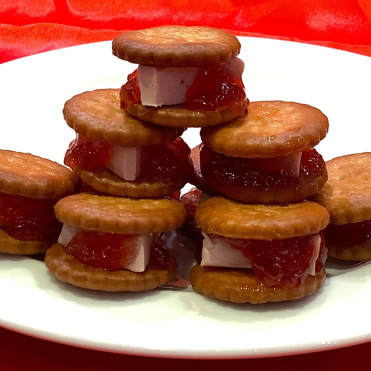 小さなチーズケーキで ビスケットサンド