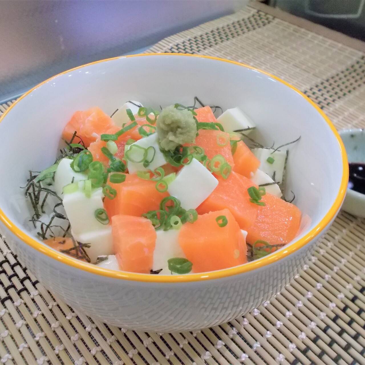 夏休みお助け隊! モッツァサーモン丼