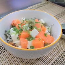 夏休みお助け隊！　モッツァサーモン丼