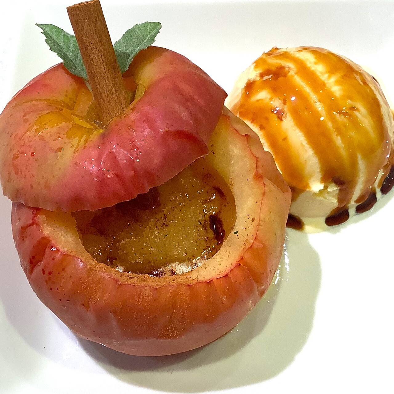 まるごと焼きリンゴアイスクリーム添え