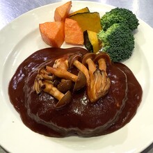 赤だし味噌で煮込みハンバーグ