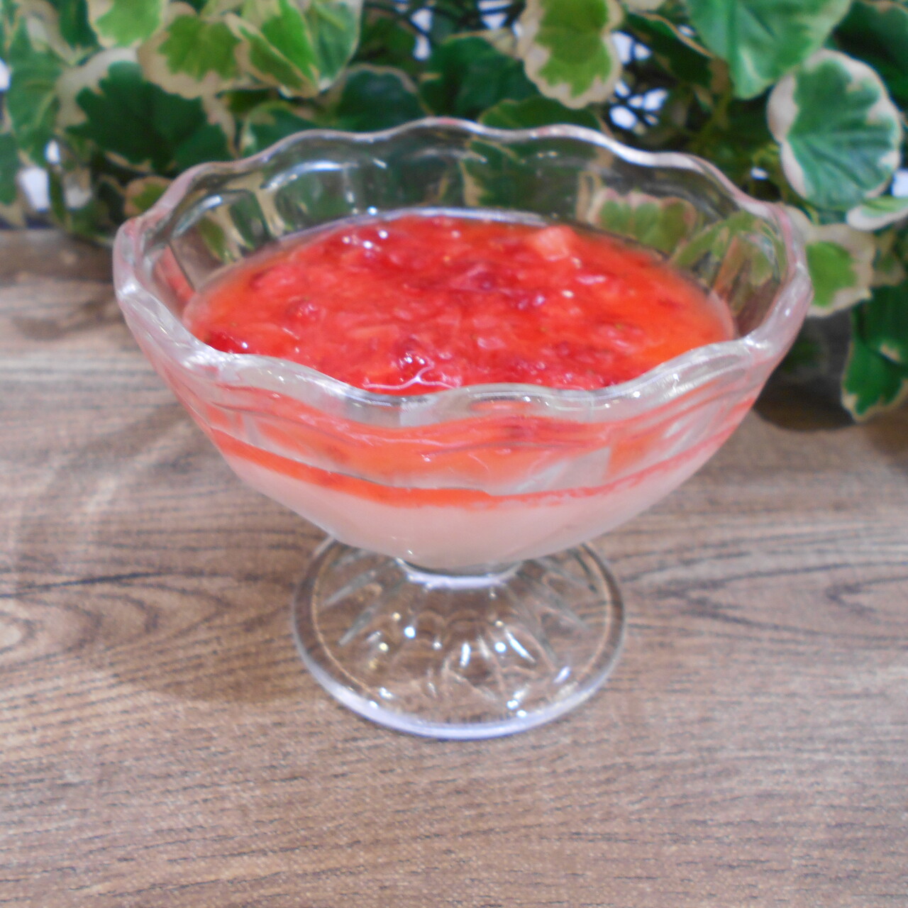 いちごソースでミルクゼリー