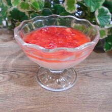 いちごソースでミルクゼリー