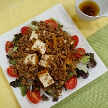 厚揚げとピリッとそぼろのサラダ