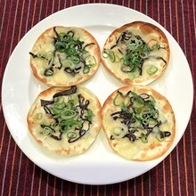 塩こんぶとマヨネーズで餃子の皮ピザ